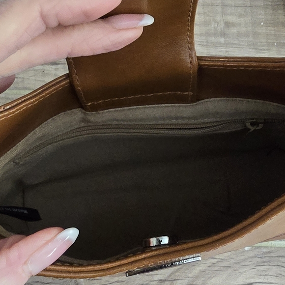 638 Guess Half Moon Small Clutch Caramel Handle Purse - Picture 3 of 7